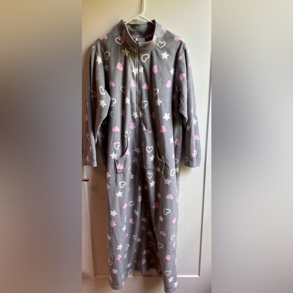 Dreams and Co. Gray Heart and Star Patterned Zip-up Robe